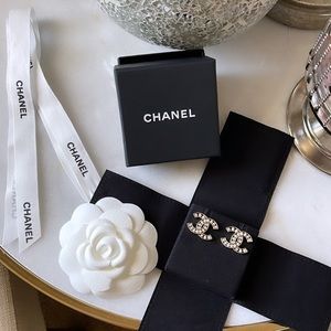 Chanel CC Pearl Stud earrings